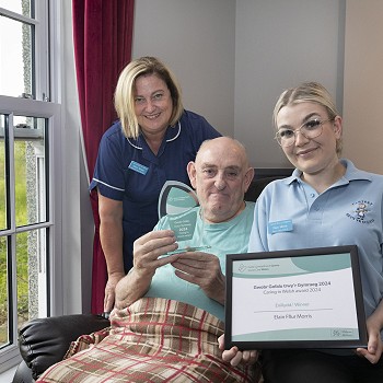 Elain, Meryl & Bob gyda'r Gwobr Gofalu yn y Gymraeg