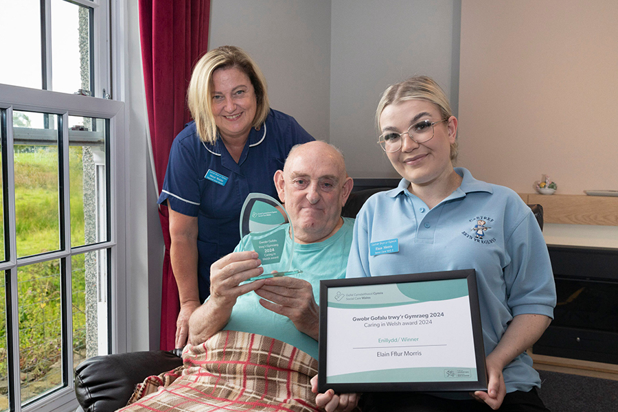 Elain and Meryl with the Carin in Welsh 2024 award