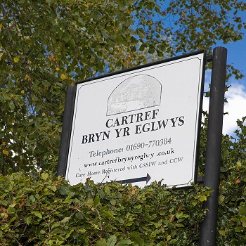 Signpost outside at Cartref Bryn yr Eglwys