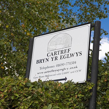 cartref bryn yr eglwys sign at the end of the road