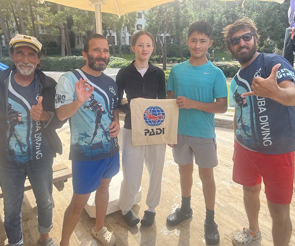 Morgan a Mali Welsby passing their PADI diving lifesaver course