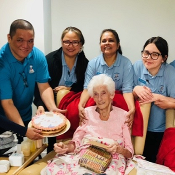 Mrs Sheila Wright yn mwynhau ei phen-blwydd yn y Cartref Gofal