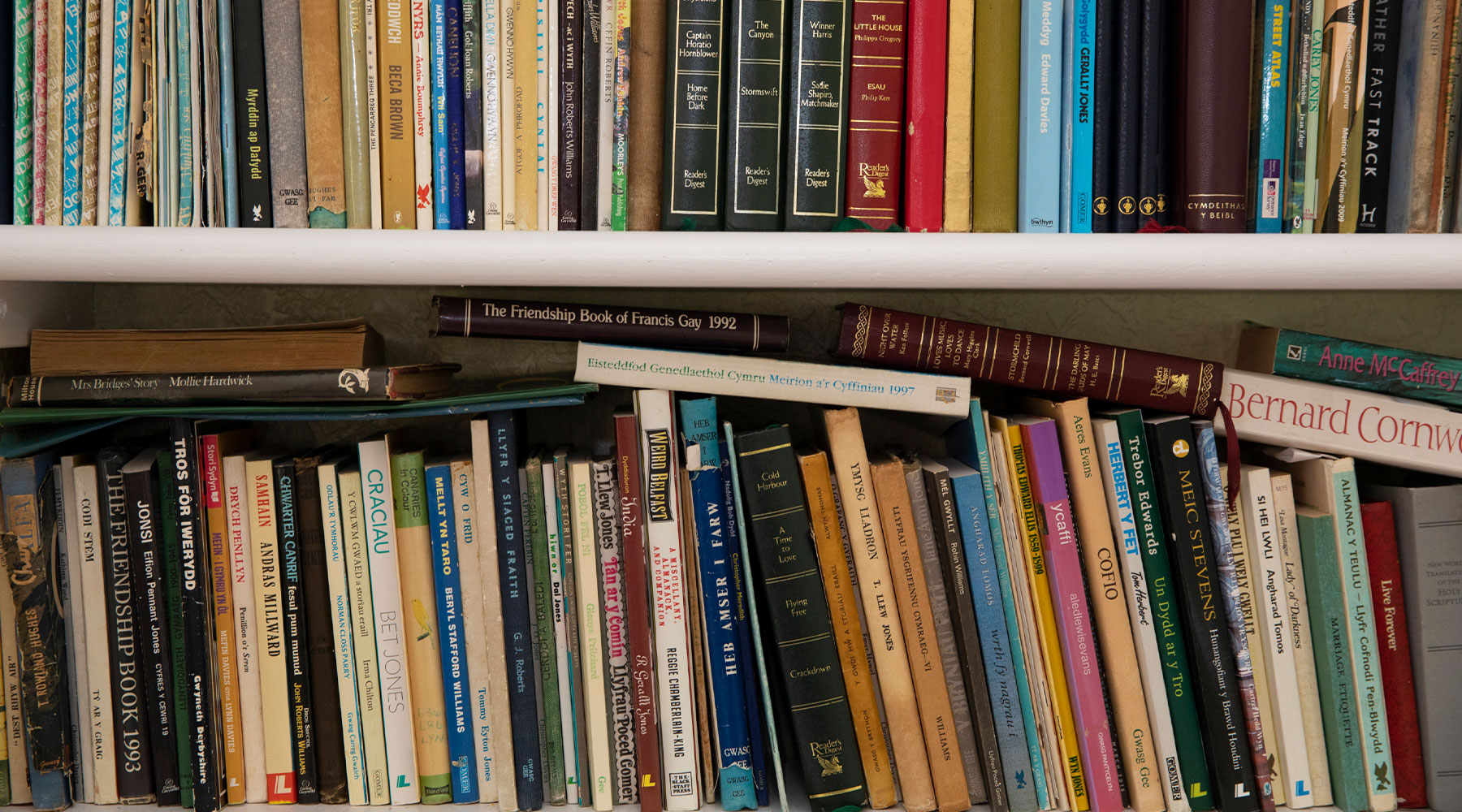 casgliad o lyfrau ar gael yn Gartref Bryn yr Eglwys