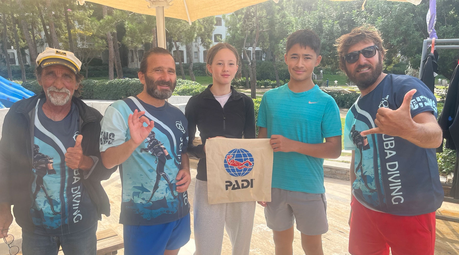 Morgan a Mali Welsby yn pasio eu cwrs PADI Achub Bywyd Deifiwyr (Plant Meryl Cartref Bryn yr Eglwys)