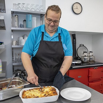 staff gegin Cartref Bryn yr Eglwys yn paratoi bwyd cartref